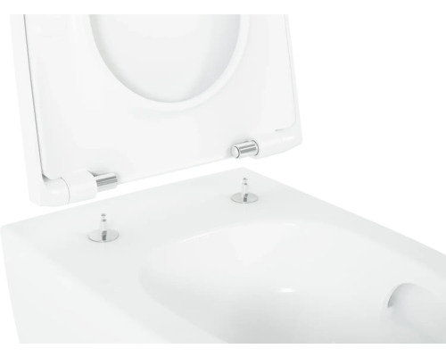 Detailní záběr toalety s otevřeným záchodovým prkénkem