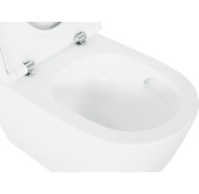 Detailní pohled na bílou keramickou závěsnou toaletu s otevřeným záchodovým prkénkem.