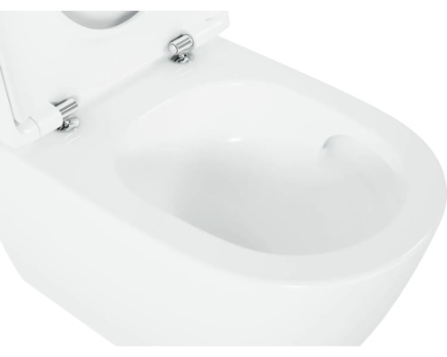 Detailní pohled na bílou keramickou závěsnou toaletu s otevřeným záchodovým prkénkem.