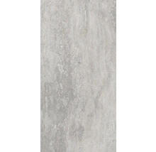 Šedá podlahová dlaždice se vzhledem cementu.