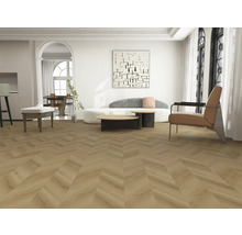 Světlá místnost s parketami do rybí kosti, pohovkou, křeslem a uměleckým dílem