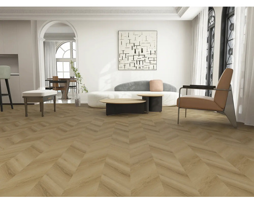 Světlá místnost s parketami do rybí kosti, pohovkou, křeslem a uměleckým dílem