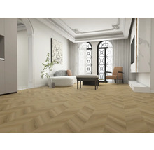 Světlý obývací pokoj s parketami ve tvaru rybí kosti, sedacím nábytkem a dekorativními prvky