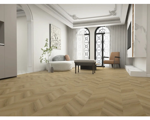 Světlý obývací pokoj s parketami ve tvaru rybí kosti, sedacím nábytkem a dekorativními prvky