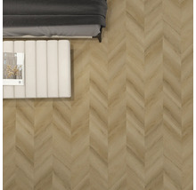 Pokoj s podlahovou krytinou se vzorem rybí kosti, postelí a stoličkou