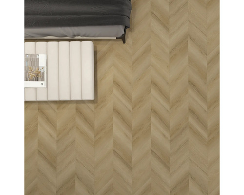 Pokoj s podlahovou krytinou se vzorem rybí kosti, postelí a stoličkou