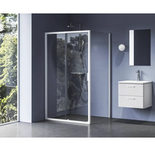 Koupelna se sprchovým koutem, umyvadlem a zrcadlem