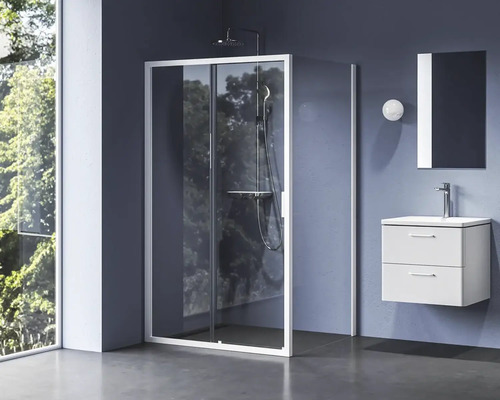 Koupelna se sprchovým koutem, umyvadlem a zrcadlem