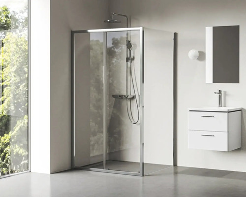 Moderní koupelna se sprchovým koutem, umyvadlem a zrcadlem