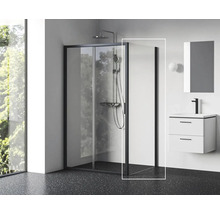 Sprchový kout s černým rámem a skleněnými stěnami v koupelně