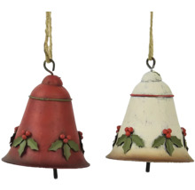 Dva ozdobné vánoční zvonky s ozdobami z cesmíny, zavěšené na provázcích