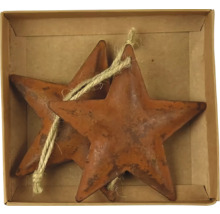 Dva kovové přívěsky ve tvaru hvězdy se šňůrkou v krabici