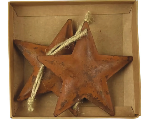 Dva kovové přívěsky ve tvaru hvězdy se šňůrkou v krabici