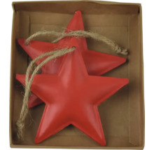 Dvě červené kovové hvězdy s provázkem na zavěšení v krabici.