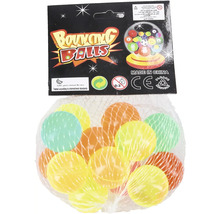 Balení různobarevných skákacích míčků v síťce