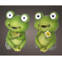 Dvě zelené žabí figurky jako zahradní dekorace, jedna se šnekem, druhá s květinou.