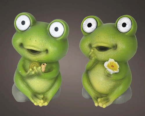 Dvě zelené žabí figurky jako zahradní dekorace, jedna se šnekem, druhá s květinou.