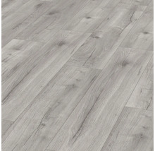 Položená laminátová podlaha s dřevěným vzhledem