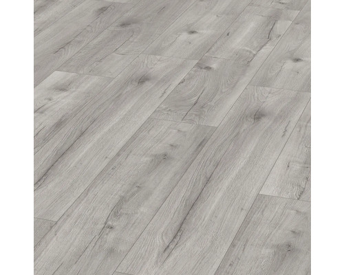 Položená laminátová podlaha s dřevěným vzhledem
