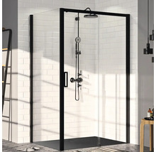 Sprchový kout s černým rámem a sprchovým systémem před bílou obkládanou stěnou