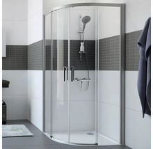 Rohová sprcha s čirými skleněnými dveřmi a stříbrným rámem v koupelně