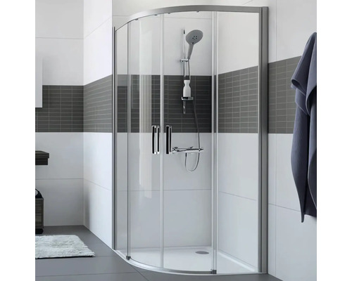 Rohová sprcha s čirými skleněnými dveřmi a stříbrným rámem v koupelně