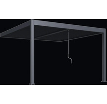 Volně stojící lamelová pergola s klikou pro nastavení lamel.