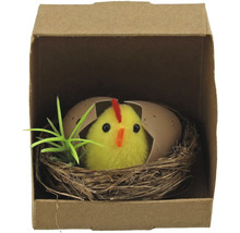 Dekorativní kuřátko v hnízdě v kartonové krabici