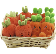 Košík plný plyšových přívěsků ve tvaru mrkve