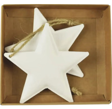 Dvě bílé hvězdy s jutovým provázkem v kartonové krabici jako vánoční dekorace