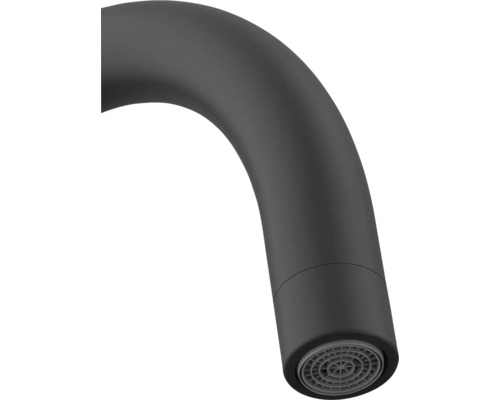 Detail černé výtokové trubice vodovodní baterie