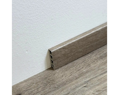 Dřevěná podlahová lišta připevněná ke stěně