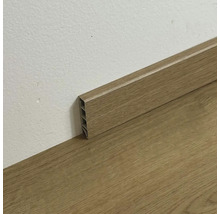 Plastová podlahová lišta s dřevěným dekorem na podlaze