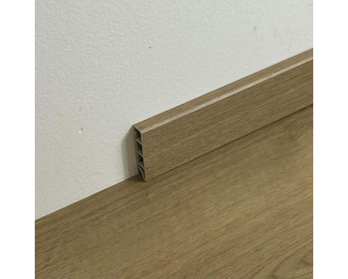 Plastová podlahová lišta s dřevěným dekorem na podlaze