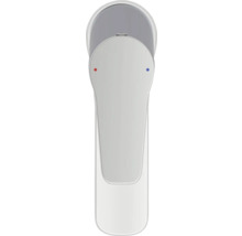 Umyvadlová baterie s označením pro studenou a teplou vodu