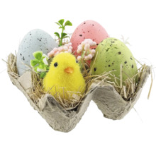 Velikonoční dekorace s kuřátkem, vejci, rostlinami a hnízdem