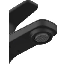 Detailní pohled na černou armaturu s perlátorem