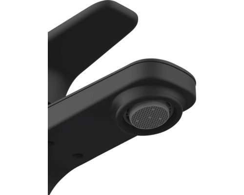 Detailní pohled na černou armaturu s perlátorem