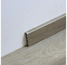 Plastová podlahová lišta s dřevěným dekorem na zdi a podlaze