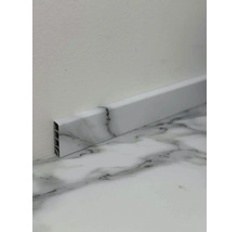 Podlahová lišta s mramorovým vzhledem na stěně a podlaze