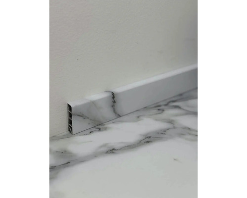 Podlahová lišta s mramorovým vzhledem na stěně a podlaze