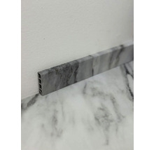 Podlahová lišta s mramorovým vzhledem u stěny