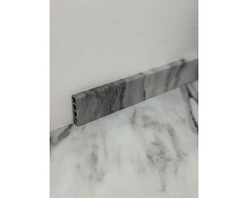 Podlahová lišta s mramorovým vzhledem u stěny