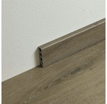 Plastová soklová lišta na laminátové podlaze