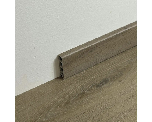 Plastová soklová lišta na laminátové podlaze