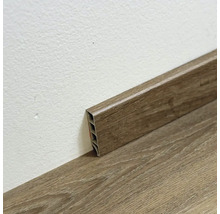 Dřevěná soklová lišta namontovaná na zdi