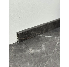 Podlahová lišta s mramorovou strukturou na zdi