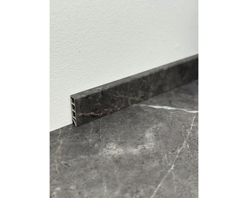 Podlahová lišta s mramorovou strukturou na zdi