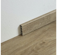 Plastová soklová lišta s dřevěnou strukturou na podlaze a stěně