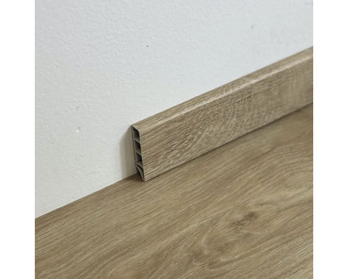 Plastová soklová lišta s dřevěnou strukturou na podlaze a stěně